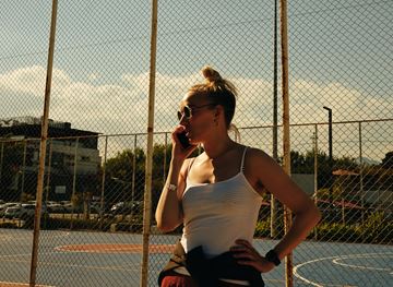 Kvinna tosa í telefon uttanlands